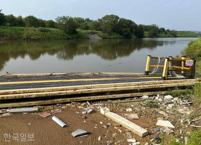 장마가 시작되기 전인 지난달 4일 충남 부여의 한 하천에 설치된 차단막에 스티로폼, 페트병 등 각종 생활 쓰레기들이 걸려 금강으로 유입되지 않고 있다. 부여=진달래 기자