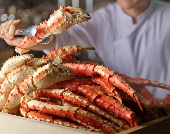 포시즌스 호텔 서울의 ‘더마켓키친’. 뷔페에서 가장 인기가 좋은 ‘해산물 스테이션’에는 랍스터 집게와 킹크랩, 대게찜이 상시 준비돼 있다. 사진 포시즌스 호텔 서울