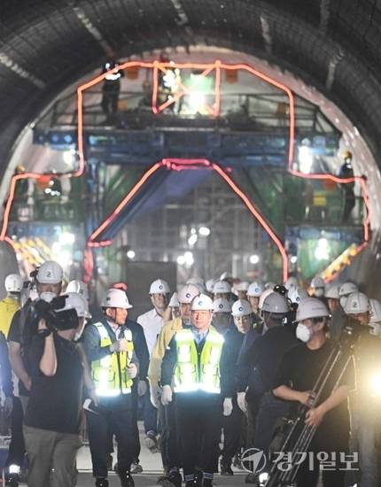 인천도시철도 1호선 검단연장선 건설현장 안전점검에 나선 유정복 인천시장이 인천 서구 원당동 4공구 103정거장 지하터널 공사현장을 살펴보고 있다. 공정률 66.65%를 보이고 있는 검단연장선은 계양역~검단신도시를 연결하는 총 연장 6.825㎞ 구간으로 오는 2025년 개통이 목표다. 경기일보DB