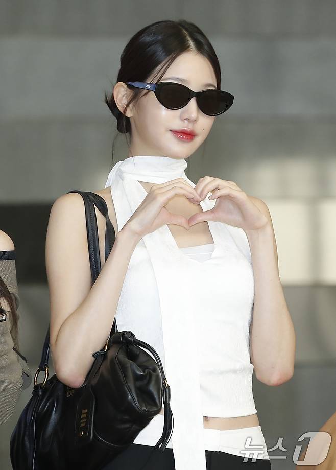 아이브 장원영이 해외 일정을 위해 16일 김포국제공항을 통해 일본으로 출국하기 전 하트를 그리고 있다. ⓒ News1 권현진 기자