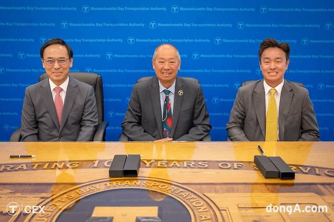 (왼쪽부터) 이용배 현대로템 사장과 필립 엥(Phillip Eng) 메사추세츠주교통공사(MBTA) CEO, 강성훈(Steve Kang) 현대로템 미국법인장이 2층 객차 추가 공급계약을 체결한 후 기념촬영을 하고 있다.