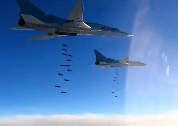폭탄창에서 재래식 폭탄을 투하하는 Tu-22M3 폭격기. 출처 러시아 국방부
