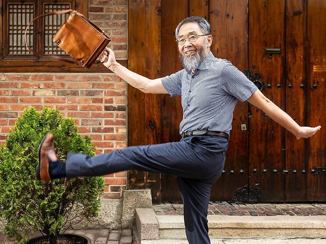 김원곤 서울대학교 의과대학 명예교수가 어학원을 다닐 때 들고 다니던 가방을 들고 힘차게 걸었다. 코로나로 국가비상사태가 선포된 페루 어학연수 시절 기른 수염은 이제 그의 상징이 됐다. /양수열 영상미디어 기자