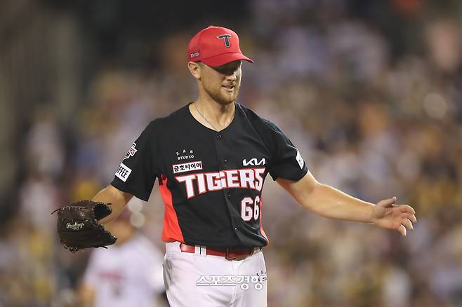KIA 에릭 라우어가 17일 잠실 LG전에서 5회 투구를 마친 뒤 만족스러워 하고 있다. KIA 타이거즈 제공