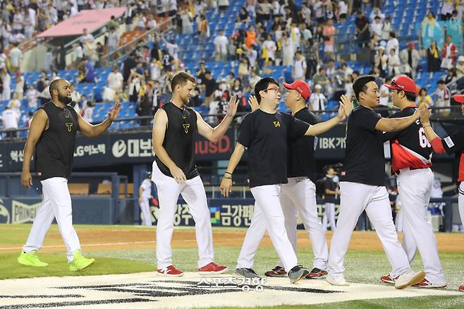 KIA 에릭 라우어가 17일 잠실 LG전 승리 뒤 이범호 KIA 감독과 하이파이브 하고 있다. KIA 타이거즈 제공