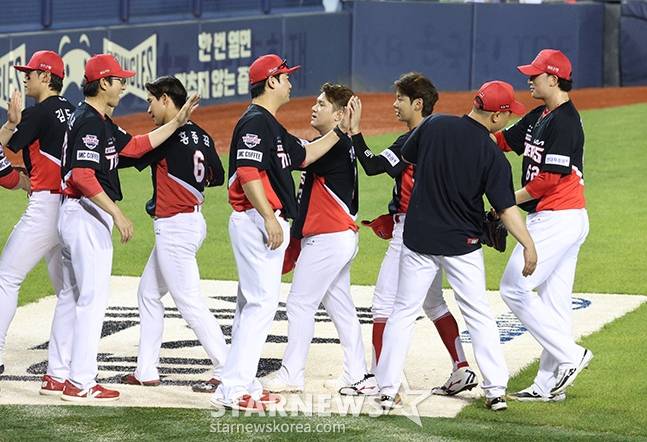 '2024 신한 SOL 뱅크 KBO리그' LG-KIA전이 16일 서울 잠실야구장에서 열렸다. LG에 3-2 극적인 역전승 거둔 KIA 선수들이 경기 후 이범호(오른쪽에서 두 번째) 감독의 축하 인사를 받고 있다. /사진=김진경 대기자