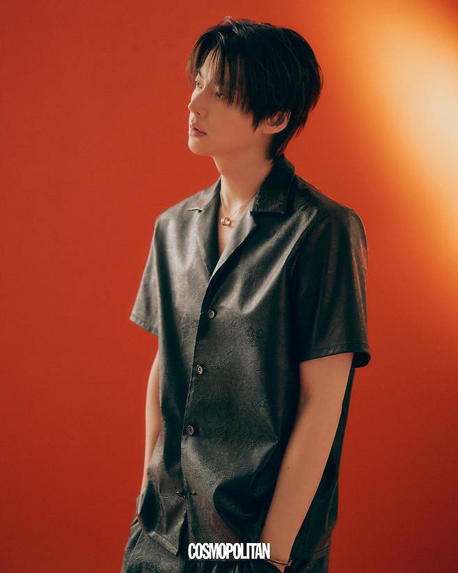 셔츠, 팬츠 모두 Eenk. 목걸이, 팔찌 모두 Bvlgari.