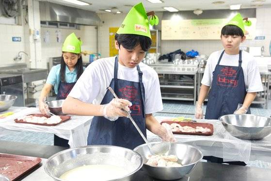 프랜차이즈는 누가 만들어도 똑같은 맛이 나야 하므로 준비된 재료를 이용하면 손쉽게 치킨을 만들 수 있다. 초·중학생 소중 학생기자단도 볼에 넣은 닭 조각 위로 준비된 반죽을 넣고 버무리는 작업을 곧잘 해냈다.