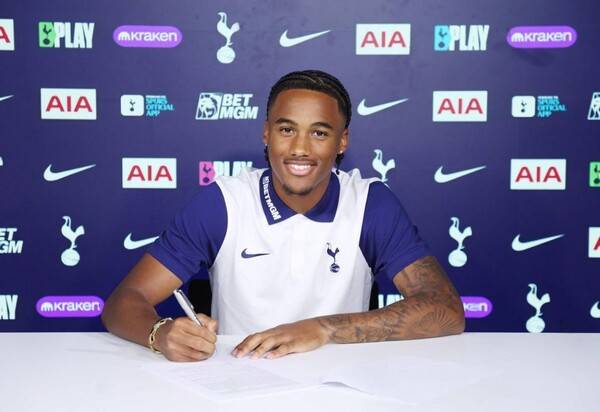 사진=토트넘 훗스퍼. 파커 감독은 "윌슨이 가다니 정말 안타깝다. 그는 확실한 톱 재능이었다. (하지만) 토트넘행은 그에게 좋은 기회가 될 것이다. 나는 4주 동안 윌슨과 함께 했다. 나는 매일 그의 재능을 봤다. 그의 프로페셔널함과 퀄리티는 수준급이다. 그에 대한 모든 것이 뛰어나다. 이 구단에 있는 모든 사람은 그가 톱 클럽에서 최고의 활약을 하기만을 바란다. 나는 이를 이해한다. 우리는 그에게 밝은 미래가 있다는 것을 의심하지 않는다"라고 전했다.