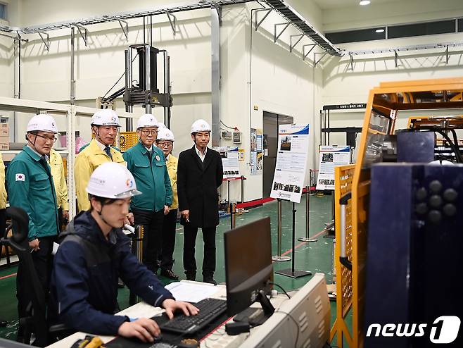 이한경 행정안전부 재난안전관리본부장이 경상남도 거창군 승강기안전기술원을 방문해 안전인증 시설(시험연구동)을 점검하고 있다. (행정안전부 제공) 2023.11.23/뉴스1