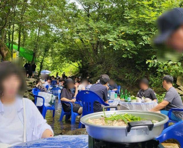 불법영업 중인 충북의 한 계곡식당이 문전성시라며 게시자 A씨가 함께 올린 사진. 온라인커뮤니티 캡처