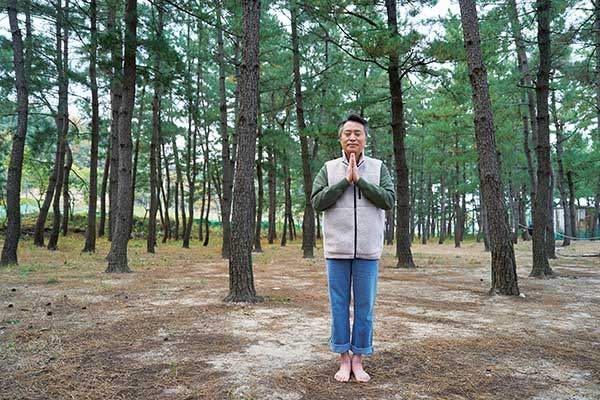 맨발걷기는 신체적, 심리적 효과가 있다는 논문이최근 5년 사이 여럿 발표되고 있다.