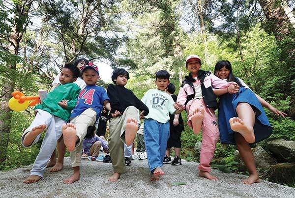 대부분 도시에서 자라 자연을 경험하지 못하는 청소년들에겐 맨발걷기 프로그램이 대부분 유익했던 것으로 나타났다.