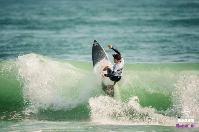 ▲ 양양군은 양양군서핑협회 주관으로 24~25일 현북면 중광정리 서피비치에서 ‘2024 양양 서핑 페스티벌’을 개최하는데 이어 9월부터 11월 중 파도가 있는 날 중 5일간, 인구·설악·물치·남애3리·죽도해변에서 ‘양양군수배 국제서핑대회’를 진행할 예정이다. 서핑대회 모습. 사진제공=양양군청