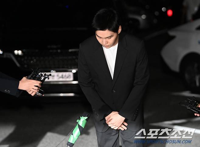 전동 스쿠터 음주운전 혐의를 받는 그룹 방탄소년단(BTS)의 슈가(민윤기, 31)가 23일 오후 경찰 소환조사를 받기 위해 용산경찰서로 출석하고 있다. 용산=허상욱 기자 wook@sportschosun.com/2024.08.23/