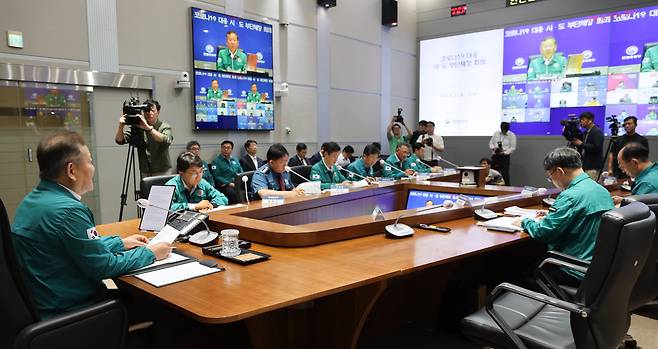 이상민 행정안전부 장관이 22일 서울 종로구 정부서울청사에서 열린 코로나19 대응 시·도 부단체장 회의에서 모두발언을 하고 있다. /뉴스1
