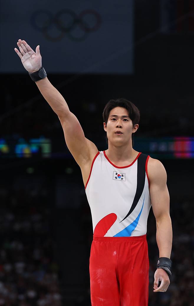<yonhap photo-0974="">사진은 지난 4일 프랑스 파리 베르시 경기장에서 열린 2024 파리올림픽 체조 남자 안마 결선에서 한국 허웅이 실수를 범한 뒤 다시 도전을 하고 있는 모습. 사진=연합뉴스</yonhap>