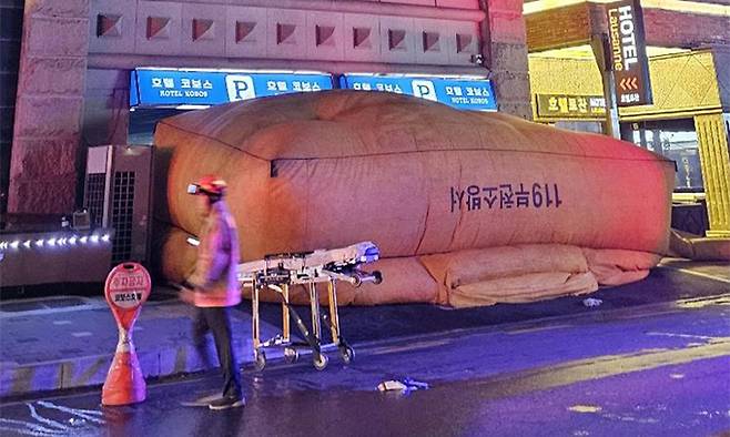 지난 22일 경기 부천시의 한 호텔의 화재 당시 현장. 일부 투숙객이 호텔 외부에 설치된 에어매트로 뛰어내렸다. 연합뉴스