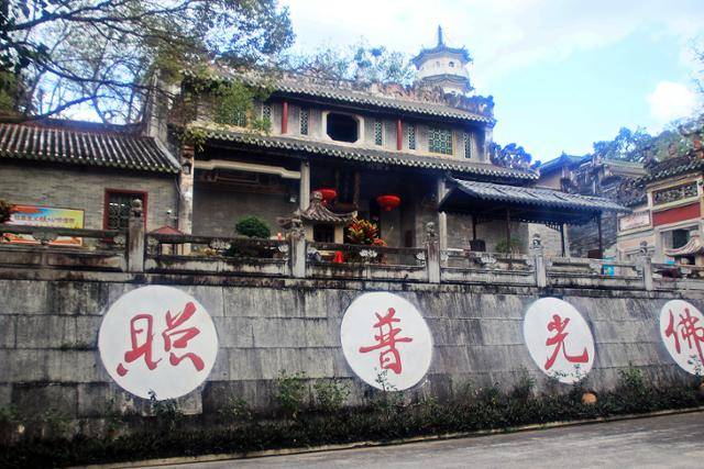 국은사 산문 앞 담장. ⓒ최종명