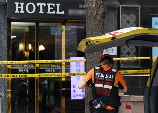 지난 22일 경기 부천시 중동 호텔에서 발생한 화재로 7명이 숨지고 12명이 다친 가운데, 24일 현장을 찾은 화재 조사관이 장비를 살펴보고 있다. 연합뉴스