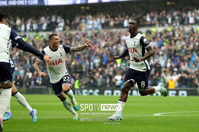 ▲ 토트넘 홋스퍼는 24일(한국시간) 영국 런던의 토트넘 홋스퍼 스타디움에서 열린 2024-25시즌 잉글랜드 프리미어리그 2라운드에서 에버튼에 4-0 대승을 거뒀다. 이날 토트넘의 최전방 공격수로 선발 출전한 손흥민은 시즌 첫 골과 2호 골을 넣으며 포효했다.