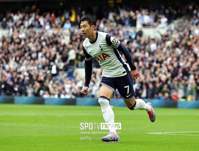 ▲ 토트넘 홋스퍼는 24일(한국시간) 영국 런던의 토트넘 홋스퍼 스타디움에서 열린 2024-25시즌 잉글랜드 프리미어리그 2라운드에서 에버튼에 4-0 대승을 거뒀다. 이날 토트넘의 최전방 공격수로 선발 출전한 손흥민은 시즌 첫 골과 2호 골을 넣으며 포효했다.