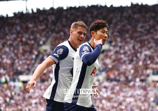 ▲ 토트넘 홋스퍼는 24일(한국시간) 영국 런던의 토트넘 홋스퍼 스타디움에서 열린 2024-25시즌 잉글랜드 프리미어리그 2라운드에서 에버튼에 4-0 대승을 거뒀다. 이날 토트넘의 최전방 공격수로 선발 출전한 손흥민은 시즌 첫 골과 2호 골을 넣으며 포효했다.