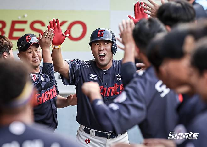 롯데 자이언츠 캡틴 전준우가 24일 대구 삼성라이온즈파크에서 열린 2024 신한 SOL Bank KBO리그 삼성 라이온즈와의 팀 간 13차전에 5번 지명타자로 선발출전, 4타수 2안타 1홈런 1타점 1득점 1볼넷을 기록하며 팀의 11-3 대승을 이끌었다. 사진 롯데 자이언츠