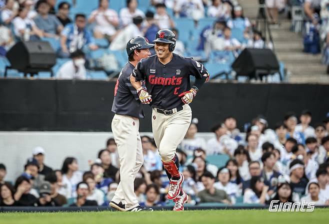롯데 자이언츠 캡틴 전준우가 24일 대구 삼성라이온즈파크에서 열린 2024 신한 SOL Bank KBO리그 삼성 라이온즈와의 팀 간 13차전에 5번 지명타자로 선발출전, 4타수 2안타 1홈런 1타점 1득점 1볼넷을 기록하며 팀의 11-3 대승을 이끌었다. 사진 롯데 자이언츠