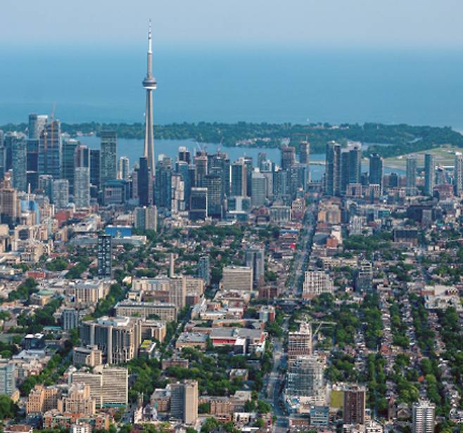 CN타워가 바라보이는 캐나다 토론토의 시내 중심가. /블룸버그