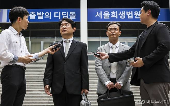 류화현 위메프 대표, 류광진 티몬 대표가 13일 서울 서초구 서울회생법원에서 열린 티몬·위메프 회생절차 협의회를 마친 뒤 질의에 답하고 있다. /사진제공=머니S