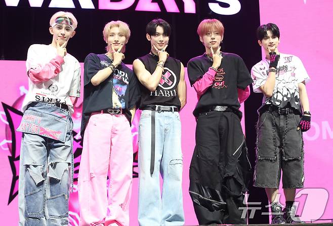 그룹 나우어데이즈(NOWADAYS) 현빈(왼쪽부터) 연우, 시윤, 진혁, 윤이 27일 서울 광진구 예스24라이브홀에서 가진 두 번째 싱글 앨범 'NOWHERE'(노웨어) 발매 쇼케이스에서 포즈를 취하고 있다. 2024.8.27/뉴스1 ⓒ News1 권현진 기자