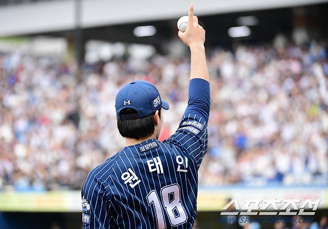 25일 대구 삼성라이온즈파크에서 열린 삼성과 롯데의 경기. 1회 2사 만루. 삼성 박병호가 만루홈런을 날렸다. 손을 들어 기뻐하는 원태인. 대구=송정헌 기자songs@sportschosun.com/2024.08.25/