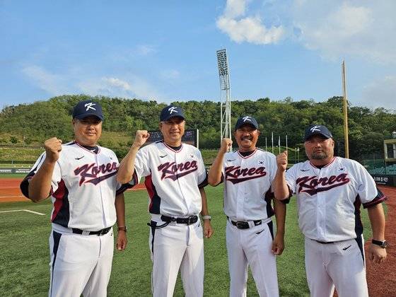 U-18 야구대표팀을 이끄는 코칭스태프가 26일 울산 문수구장에서 포즈를 취하고 있다. 왼쪽부터 강승영 수석코치와 박계원 감독, 송민수 투수코치, 정호진 배터리코치. 울산=고봉준 기자