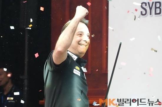 “드디어 해냈다” 결승전 승리를 확정한 산체스가 손을 번쩍 들어올리며 우승을 자축하고 있다.