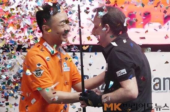 결승전서 명경기를 펼친 엄상필(왼쪽)과 산체스가 경기 후 인사를 나누고 있다.