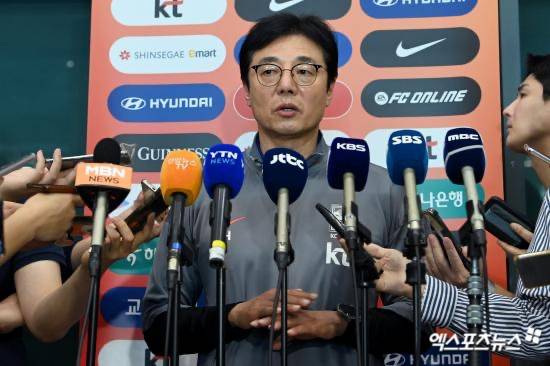 (엑스포츠뉴스 인천공항, 고아라 기자) 27일 오후 황선홍 감독이 이끄는 U-23 축구 국가대표팀(올림픽 대표팀)이 인천국제공항을 통해 귀국했다. 황선홍 감독이 입국장을 나서 인터뷰를 하고 있다. U-23 축구 국가대표팀은 지난 26일(한국시간) 카타르 도하에서 열린 2024 아시아축구연맹(AFC) U-23 아시안컵 겸 2024 파리 올림픽 아시아 최종예선 8강전에서 신태용 감독이 지휘하는 인도네시아를 상대로 2-2 접전을 벌인 끝에 승부차기에서 10-11로 패했다. 이로써 한국 남자 축구는 40년 만에 올림픽 본선 무대 진출에 실패했다. 지난 1984 로스앤젤레스 올림픽 본선 진출 실패 이후 처음 겪는 올림픽 예선 탈락이다. 고아라 기자