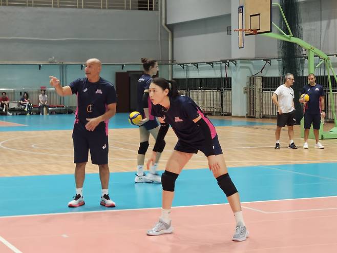 흥국생명 김연경아 중국 상하이에서 전지훈련에서 마르첼로 아본단자 감독과 함께 수비훈련을 하고 있다. 사진=흥국생명