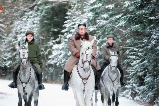 김정은 북한 국무위원장이 백마를 타고 백두산에 올랐다고 조선중앙TV가 지난 2019년 10월 16일 보도했다. 이날 중앙TV가 공개한 사진으로, 김정은 위원장이 김여정(왼쪽)·조용원(오른쪽) 노동당 제1부부장과 함께 말을 타고 있다. 연합뉴스