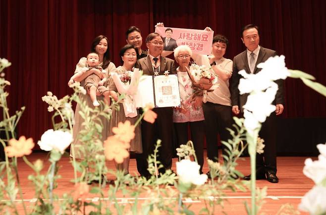임태희 경기도교육감(오른쪽)이 퇴직교원에게 상을 수여하며 교원 가족들과 기념촬영을 하고 있다./사진제공=경기도교육청