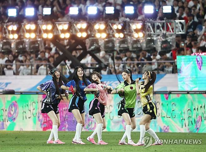쿠팡플레이 하프타임 공연하는 뉴진스 (서울=연합뉴스) 류영석 기자 = 3일 서울월드컵경기장에서 열린 2024 쿠팡플레이 시리즈 2차전 토트넘과 바이에른 뮌헨의 경기.
하프타임 때 걸그룹 뉴진스가 공연을 하고 있다. 2024.8.3 ondol@yna.co.kr