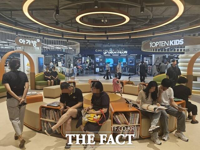 이마트는 '스타필드 마켓'을 고객들이 휴식하고 콘텐츠를 즐길 수 있는 매장으로 기획했다. 29일 '스타필드 마켓' 죽전점을 방문한 고객들이 2층 휴게 공간에서 쉬고 있다. /용인=우지수 기자
