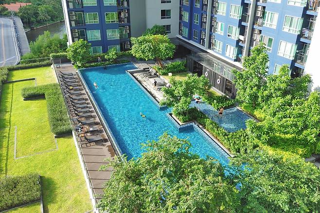 방콕 온눗에 있는 신촉 콘도를 400달러(약53만원)에 한 달간 머물렀다. 지하철 역에서 도보 10분 거리로 25m 수영장과 헬스장까지 갖춰 매우 만족도가 높았다. 온눗은 가성비 좋은 숙소가 많아 장기간 여행들에게 최근 입소문을 타고 있다. 사진 김은덕백종민