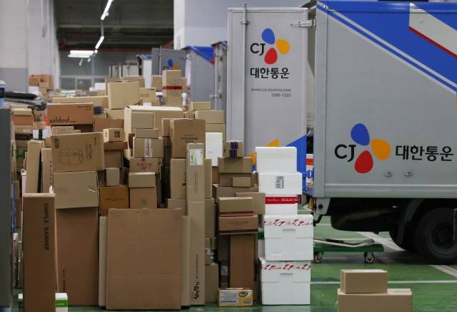 서울 금천구에 위치한 CJ대한통운 가산 서브터미널에 택배 박스들이 배달을 위해 분류돼 있다. 연합뉴스