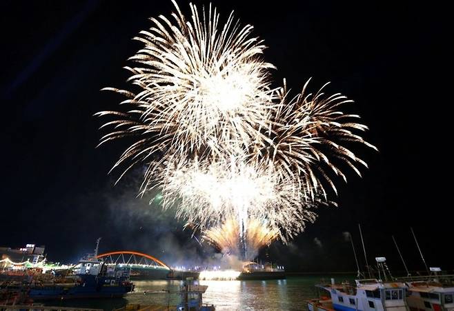 녹동항 불꽃쇼. /사진= 고흥군