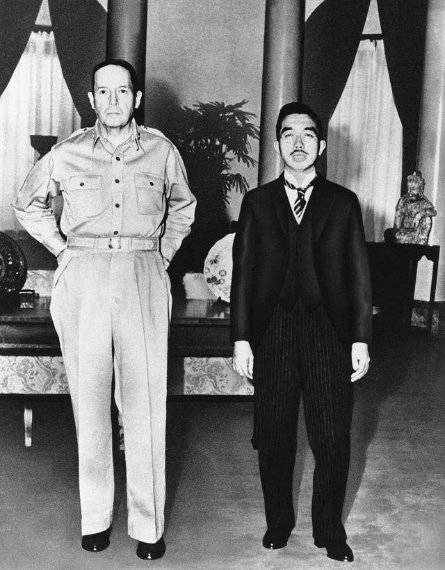1945년 9월 27일 일본 도쿄 미국 대사관에서 만난 더글러스 맥아더(왼쪽) 유엔군 사령관과 히로히토 일본 천황. 한국일보 자료사진