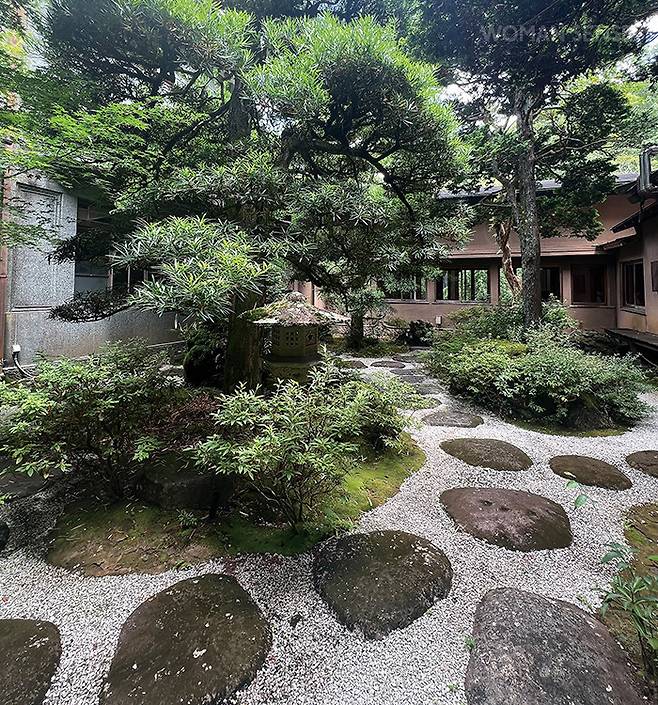 전통적은 무드에 깔끔하게 정돈된 오치아이로 료칸의 전경.