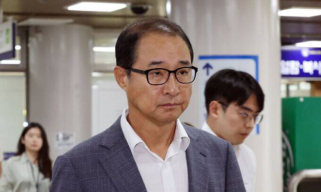 이성만 전 더불어민주당 국회의원이 30일 서울 서초구 서울중앙지방법원에서 열린 '민주당 돈 봉투 수수' 1심 선고를 마치고 이동하고 있다. 연합뉴스