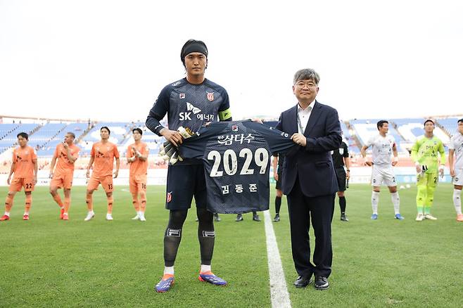 제주 유나이티드와 5년 재계약을 체결한 골키퍼 김동준(왼쪽)