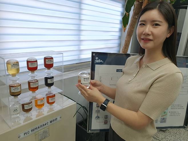 최소희 사원이 바이오디젤 공정 과정을 소개하고 있다. 시흥=윤현주 기자